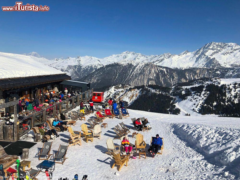 Immagine Piste da sci nel resort di Courchevel (Francia) con turisti e sciatori al ristorante e in relax al sole - © FrimuFilms / Shutterstock.com