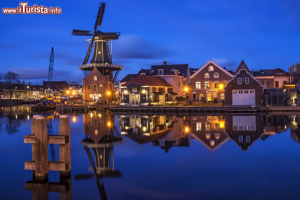 Immagine Una pittoresca veduta by night di Haarlem, Olanda. Questa città di storia e cultura, ha saputo conservare il proprio fascino e la propria autenticità nonostante si trovi nelle immediate vicinanze di Amsterdam.