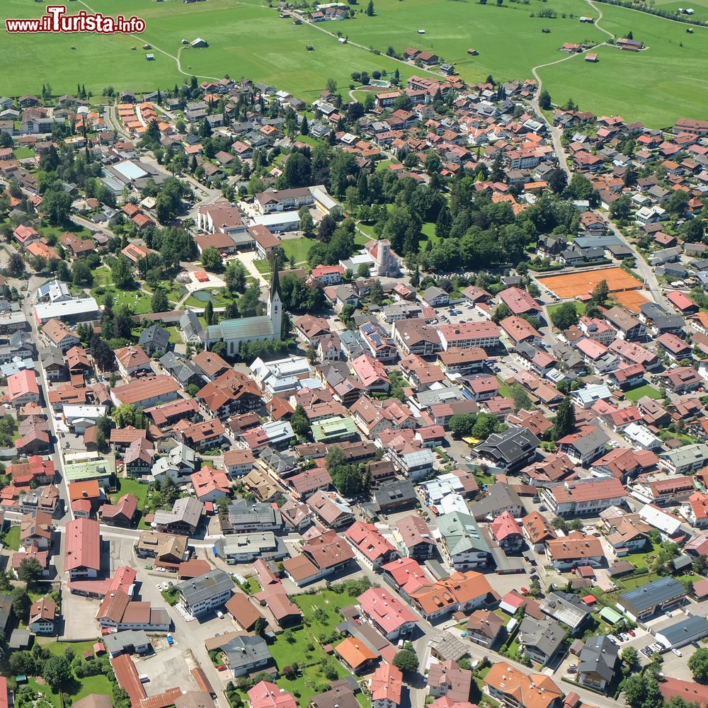 Immagine Una pittoresca veduta dall'alto del villaggio di Obertstorf, Germania: questa cittadina si trova in un'ampia vallata nella parte più montuosa dell'Algovia. E' il borgo più meridionale dello stato al confine con l'Austria.