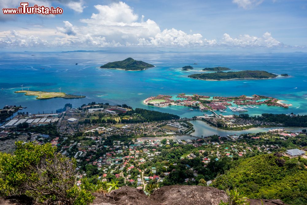 Immagine Pittoresca veduta dall'alto dell'isola di Mahé, Seychelles.