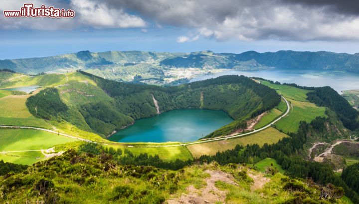 Immagine Una pittoresca veduta del lago di Sete Cidades a Sao Miguel, Azzorre - © 254083921 / Shutterstock.com