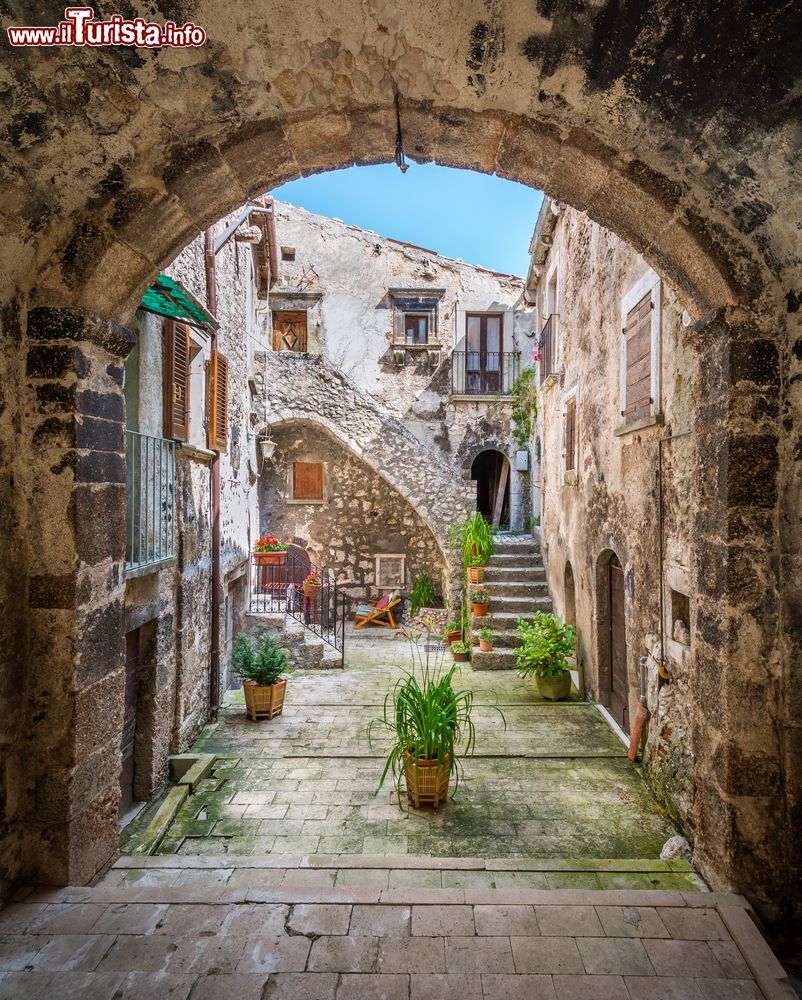 Immagine Una pittoresca veduta dell'antico villaggio di Santo Stefano di Sessanio, L'Aquila, Abruzzo. Passeggiando fra le viuzze del borgo si respira un'atmosfera fiabesca.