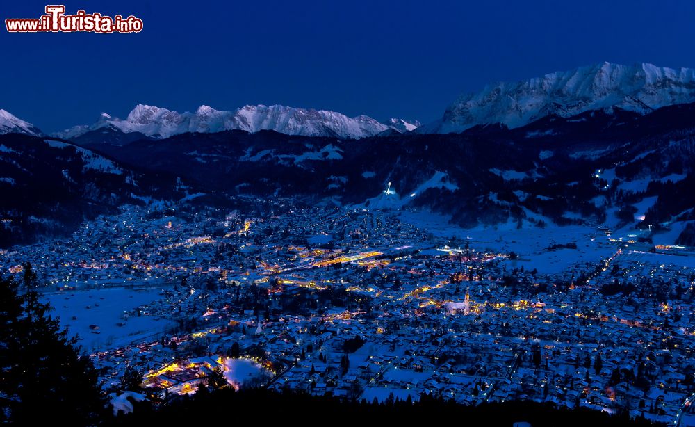 Immagine Pittoresca veduta notturna dall'alto della località alpina di Garmisch-Partenkirchen, Germania.