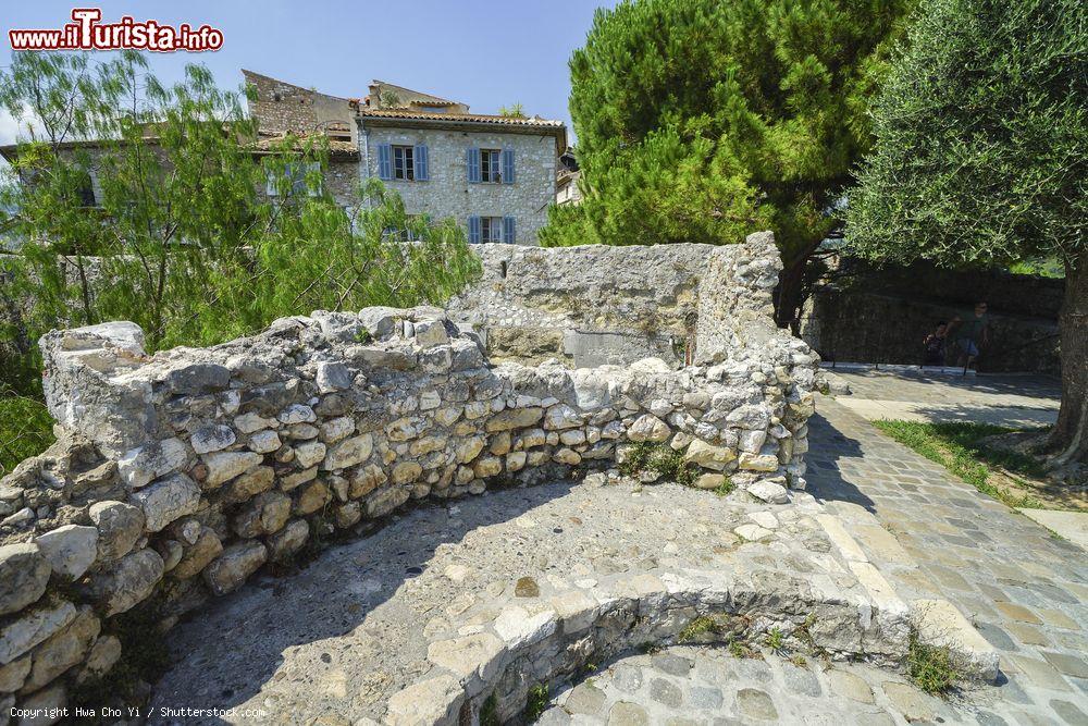 Immagine Un pittoresco angolo panoramico di Saint-Paul-de-Vence, Francia. Il paese si trova a nord di Nizza; proseguendo ancora a nord si giunge alla zona confinanante con la provincia di Cuneo - © Hwa Cho Yi / Shutterstock.com