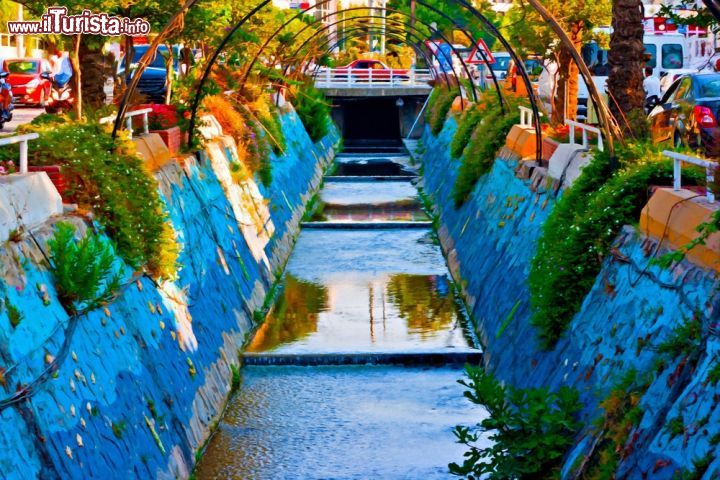 Immagine Pittura digitale di un canale di scolo a Kusadasi, Turchia - La suggestiva immagine di un canale di scolo nel centro della città abbellito da pitture colorate © kenny1 / Shutterstock.com