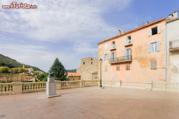 Immagine Place de la Liberation nel centro storico di Sartene, un borgo medievale nel sud della Corsica, Francia - foto © Shutterstock.com