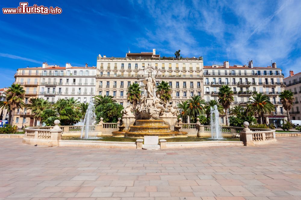 Immagine Place de la Liberté nel centro di Tolone, Francia. Fra le più grandi piazze della città, qui si trova la Fontana della Federazione risalente al 1889.