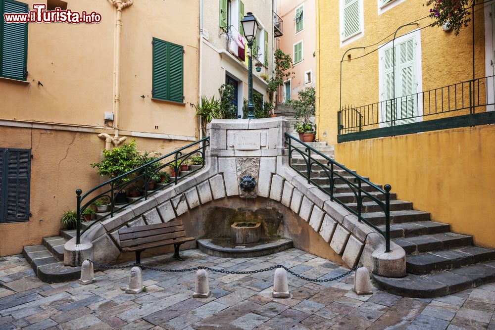 Immagine La fontana in Place du Conseil nel centro storico di Villefranche-sur-Mer (Costa Azzurra, Francia).