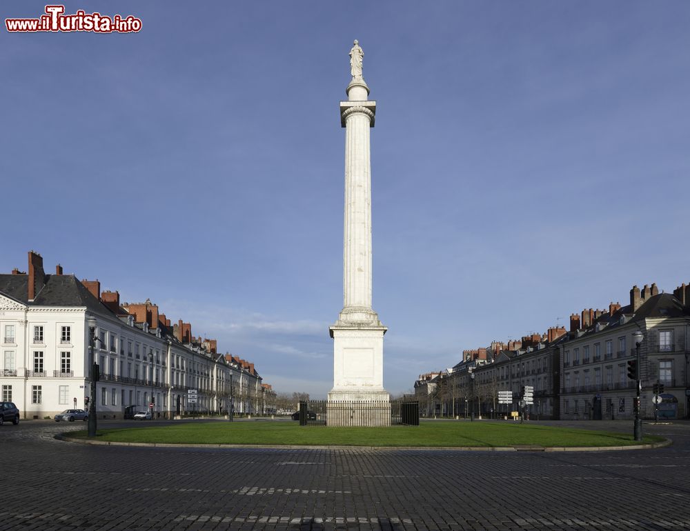 Immagine Place Marechal Foch a Nantes, Francia. Situata in centro città fra i corsi Saint Pierre e Saint André, questa bella piazza deve il suo nome a Ferdinand Foch, maresciallo di Francia. Al centro ospita la colonna Luigi XVI° eretta nel 1790 come colonna della libertà. Si innalza per 28 metri e in cima è sormontata dalla statua del sovrano.