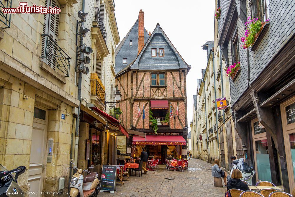 Immagine Place Plumereau nel centro storico di Tours, Francia. La città, che ha una popolazione di circa 140 mila abitanti, è chiamata anche "Giardino di Francia" - © milosk50 / Shutterstock.com