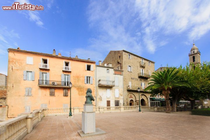 Immagine Place Porta (o Place de la Liberation) a Sartene, borgo medievale nel sud della Corsica (Francia) - foto © RnDmS / Shutterstock.com