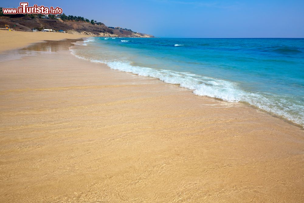 Immagine Playa Butihondo a Jandia, isola di Fuerteventura, Spagna. Si trova nella cittadina omonima a nord di MorroJable. Lunga quasi tre km, è divisa in diversi tratti che garantiscono completa riservatezza. E' utilizzata anche da chi pratica il nudismo.