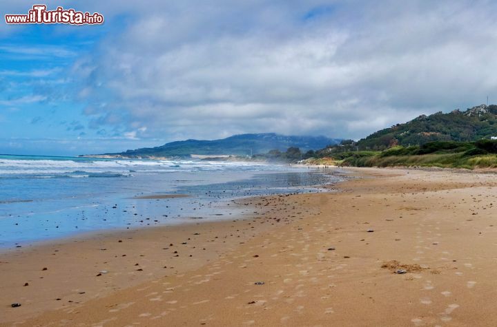 Immagine Playa de los Lances a Tarifa, Spagna. Meta ideale per turisti che cercano una spiaggia nella più totale tranquillità e in mezzo alla natura, questa spiaggia ospita una passerella in legno che la collega al camping Rio Jara - © Narcis Parfenti / Shutterstock.com