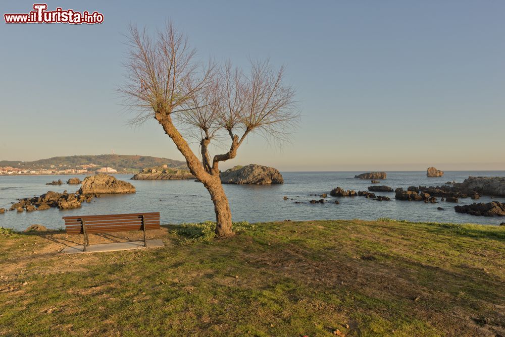Immagine Playa del Ris a Noja, Cantabria, Spagna, al calar del sole. Si estende per circa 2,2 chilometri ed è fra le più frequentate del territorio.