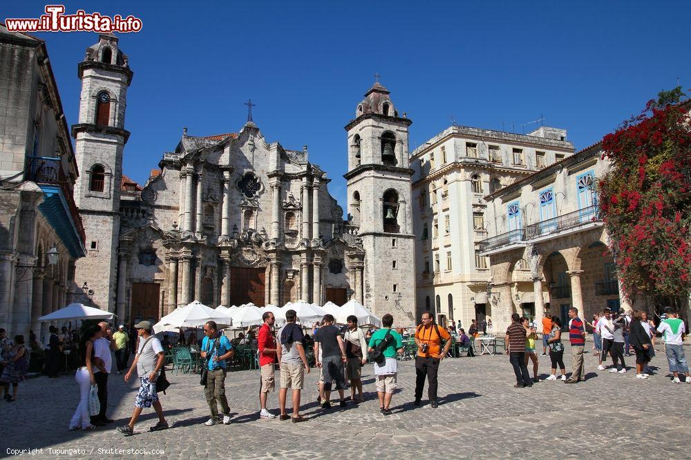 Immagine Turisti in Plaza de la Catedral, nel quartiere de La Habana Vieja, dichiarato Patrimonio dell'Umanità dall'UNESCO nel 1982 - © Tupungato / Shutterstock.com