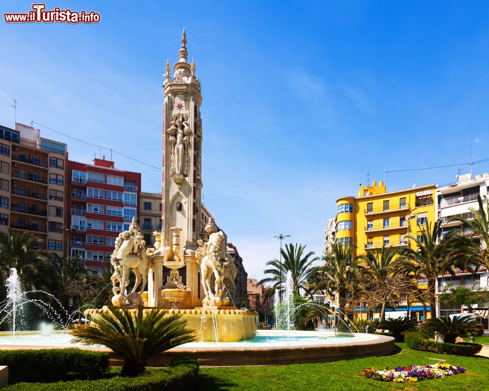 Immagine Plaza de los Luceros a Alicante, Spagna, con la fontana costruita nel 1930 dallo scultore Daniel Banuls Martinez.