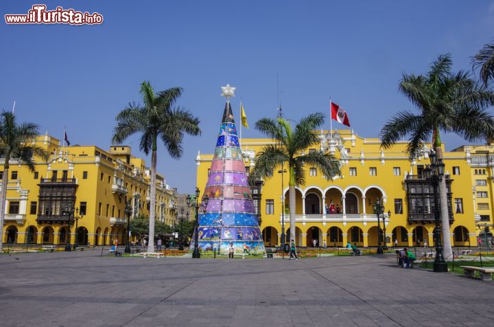 Immagine La Plaza Mayor (conosciuta anche con il nome di Plaza de Armas) di Lima, Perù, addobbata con l'albero di Natale - foto © Igor Dymov