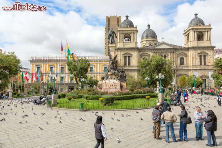 Immagine Piazza Murillo con il palazzo presidenziale e la cattedrale a La Paz, Bolivia. Sono situati entrambi nella principale piazza della città boliviana, centro del potere politico del paese: il palazzo presidenziale, detto anche "Quemado" cioè bruciato per via dei numerosi incendi che lo hanno devastato, e la cattedrale intitolata a Nuestra Senora de La Paz - © Dmitry Burlakov / Shutterstock.com