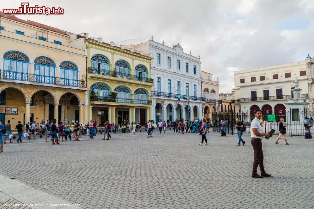 Immagine Vecchi edifici coloniali su Plaza Vieja, una delle piazze dell'Avana più visitate dai turisti - © Matyas Rehak / Shutterstock.com