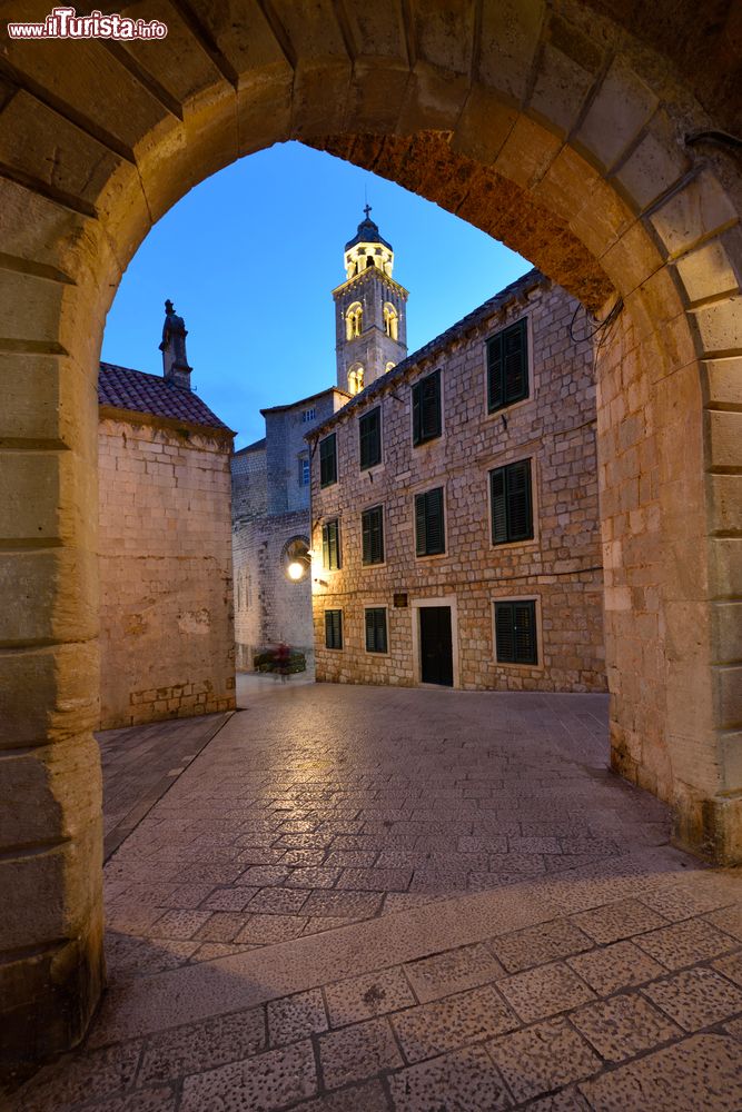 Immagine Ploce Gate, la principale porta d'ingresso a Dubrovnik (Croazia), fotografata di notte. Conosciuta anche come Vrata od Ploca, questa porta situata sul lato orientale del centro storico venne costruita alla fine del XIV° secolo.
