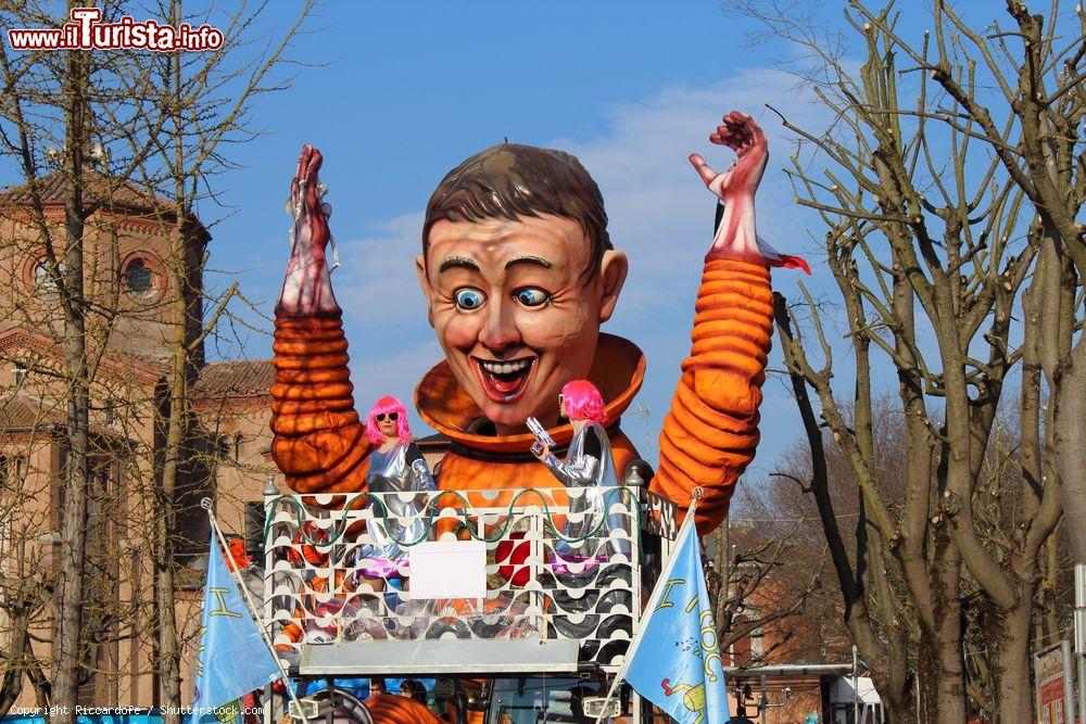 Immagine Poggio Renatico, Ferrara: il Carnevale cittadino, sfilata dei carri allegorici - © Riccardofe / Shutterstock.com