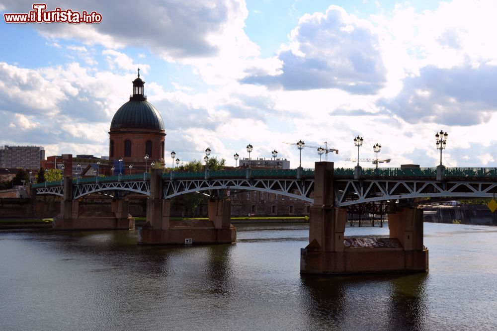 Immagine Il Pont Saint-Pierre a Toulous (Occitania, Francia). Sullo sfondo si nota la cupola dell'antico hôpital de La Grave.