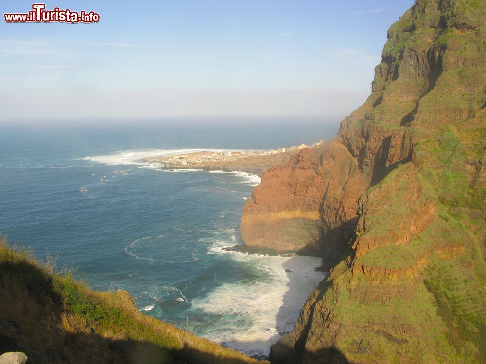 Immagine Ponta do Sol: vista della costa, con le alte scogliere e la cittadina che dominca il capo nel nord dell'isola di Santo Antão, Capo Verde.