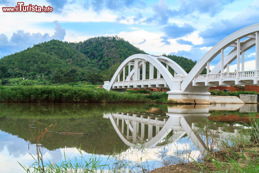 Immagine Il ponte bianco a Mae Tha, Lamphun, Thailandia. La costruzione ad archi attraversa il fiume Mae Tha da cui prende il nome anche il distretto di questa provincia thailandese.