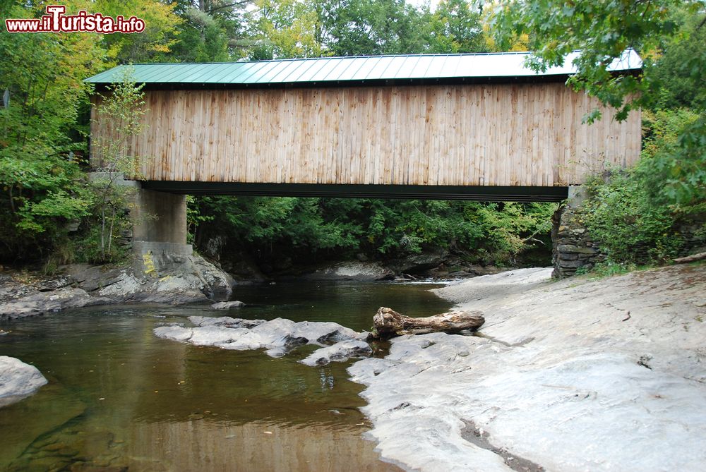 Immagine Ponte coperto a Burlington, Vermont, Stati Uniti. In una tenuta di circa 18 ettari a qualche chilometro dalla città si trova lo Shelburne Museum dove si può ammirare fra l'altro questo ponte che risale al 1845.