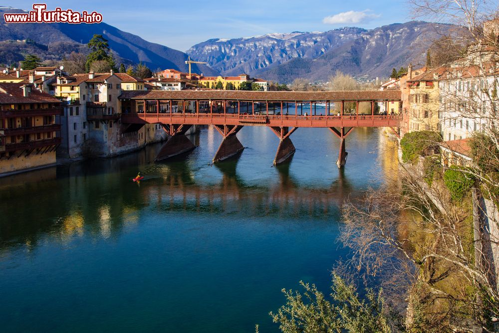 Immagine Una vista del Ponte Vecchio e del fiume Brenta a Bassano del Grappa, Veneto. Dal ponte si gode un ottimo panorama sulle montagne circostanti e sul canale del Brenta.