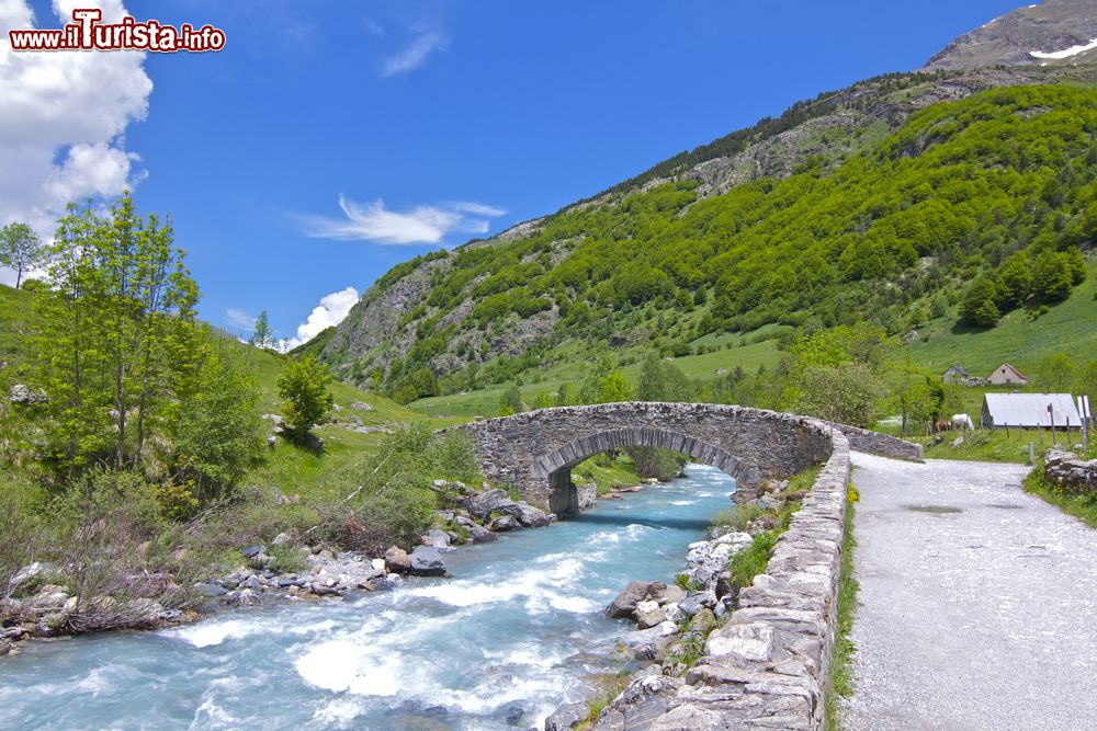 Immagine Ponte del Circo di Gavarnie, Pirenei, Francia. Victor Hugo descrisse questo immenso anfiteatro come un colosso della natura. Lo si può raggiungere dal villaggio di Gavarnie attraverso il ponte solo a piedi, a cavallo o a dorso d'asino.