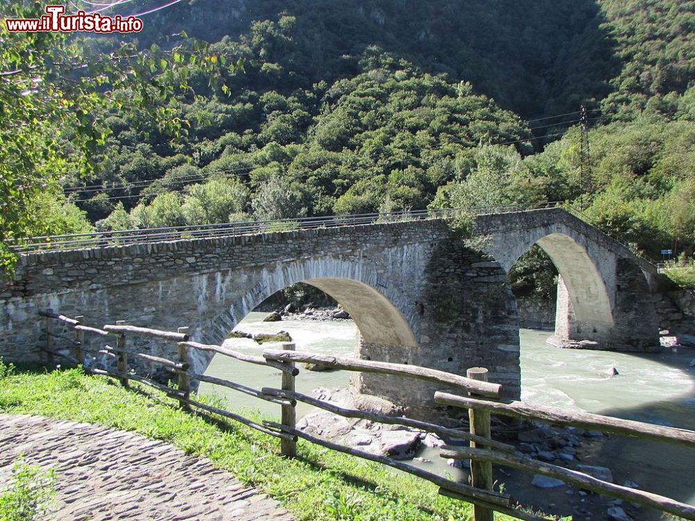 Immagine Il Ponte di Echallod in Valle d'Aosta: siamo nei pressi di Arnad - © Pmk58, CC BY-SA 4.0, Wikipedia