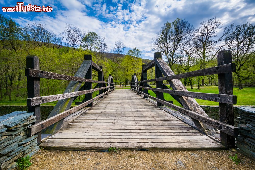 Immagine Un ponte di legno sul canale Shenandoah, a Harpers Ferry, West Virginia.