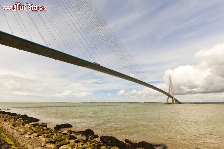 Immagine Ponte di Normandia (Pont de Normandie). Opera di Michel Virlogeux e Bertrand Deroubaix, quando fu realizzato era il ponte strallato con la maggiore luce libera nel mondo (850 m), ed è tuttora (per la campata centrale) il più grande ponte strallato in Europa. - © Oliver Hoffmann / Shutterstock.com