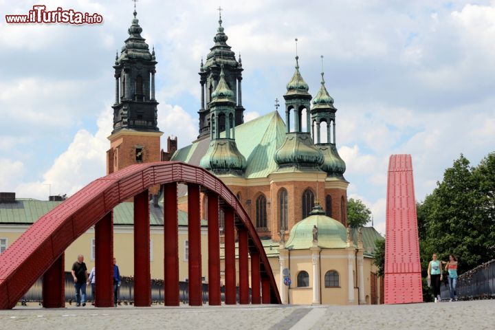 Immagine Ponte e cattedrale di Poznan, Polonia - A passeggio sul ponte che sorge di fronte alla cattedrale di Poznan © Joanna Stankiewicz-Witek / Shutterstock.com