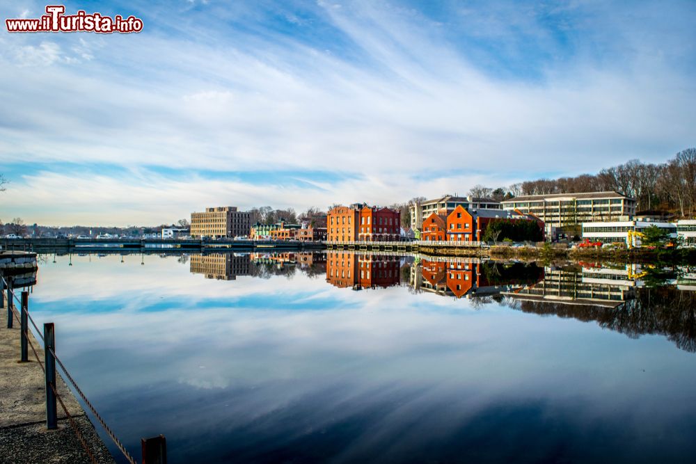 Immagine Ponte e skyline di Westport, Connecticut (USA).