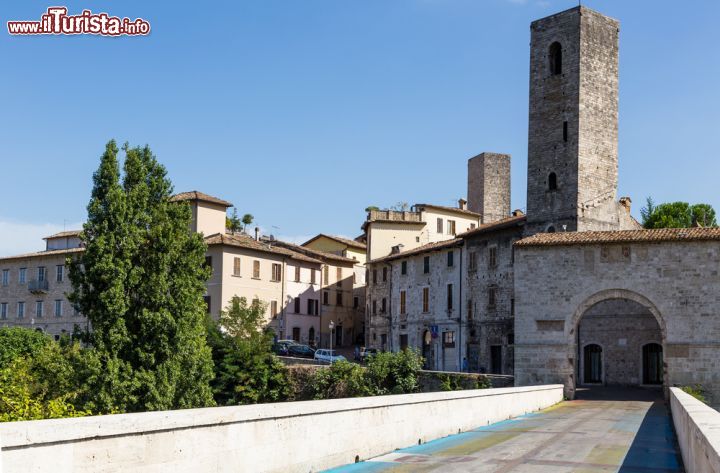 Immagine Il ponte sul fiume Tronto e la porta di accesso al borgo storico di Ascoli Piceno, Marche, Italia - © pavel068 / Shutterstock.com