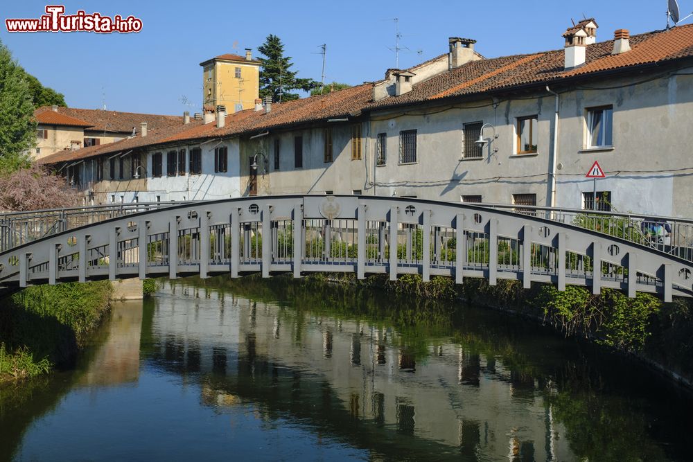 Immagine Un ponte in ferro sul canale della Martesana a Gorgonzola, Lombardia. Questo Comune di oltre 20 mila abitanti fa parte della città metropolitana di Milano.