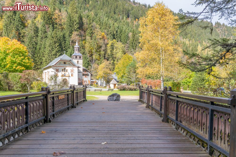 Immagine Ponte in legno a Les Contamines-Montjoie, Alta Savoia (Francia): sullo sfondo la celebre chiesa di Notre Dame de la Gorge, chiesa barocca completata nel 1759.