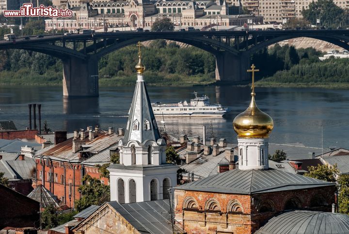 Immagine Un'immagine del ponte Kanavinsky sul fiume Oka e, in primo piano, il tempio Bozhiya Eli a Nizhny Novgorod (Russia) - foto © Sergei Butorin / Shutterstock.com