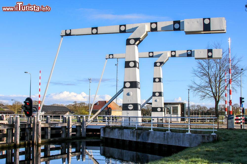 Immagine Ponte levatoio nella cittadina di Tynaarlo, provincia della Drenthe, Paesi Bassi.