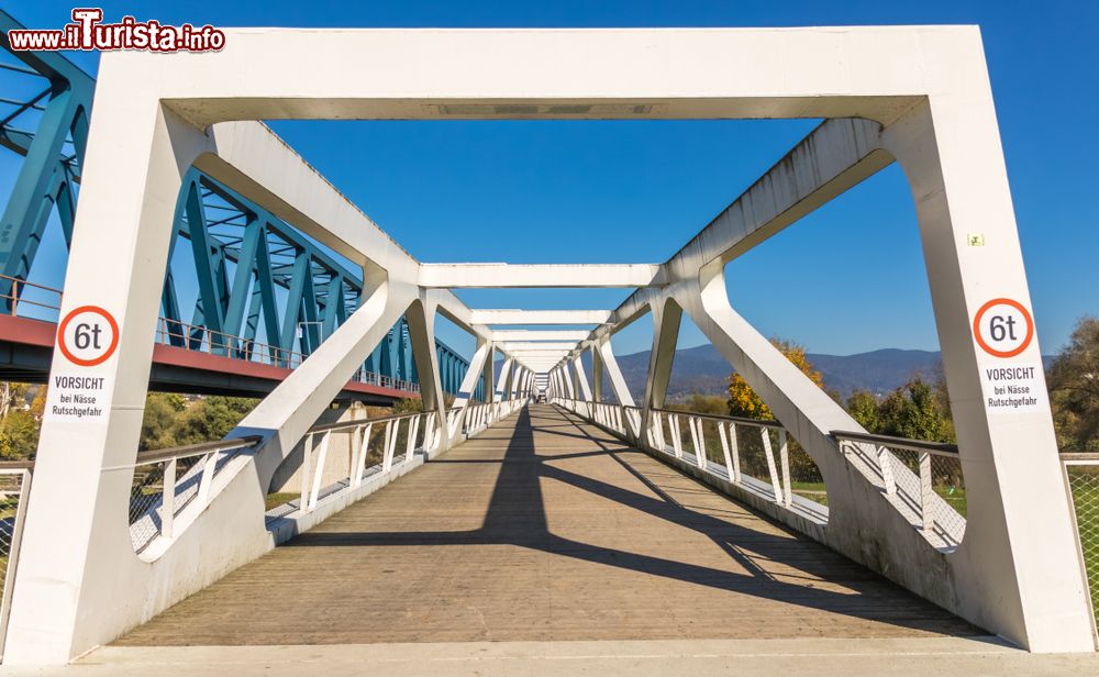 Immagine Ponte pedonale sul fiume Danubio nella città di Deggendorf, Germania.