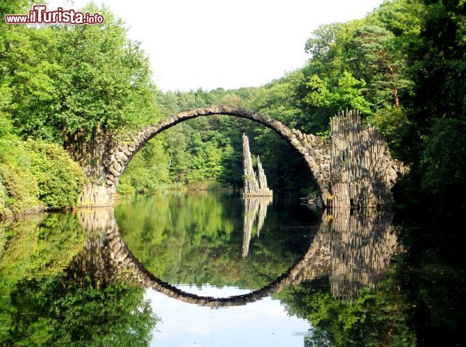 Immagine Nel parco di rododentri di Kromlau il Rakotzbrücke, un riflesso perfetto