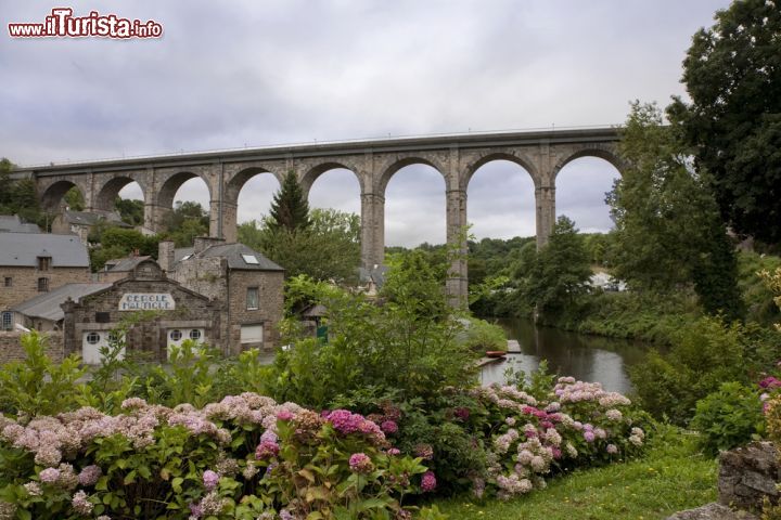 Immagine Il ponte stradale sopra al borgo di Dinan, Francia. La costruzione del viadotto nel XIX secolo spostò il traffico commerciale della città causando la decadenza del centro storico - foto © Bildagentur Zoonar GmbH / Shutterstock.com