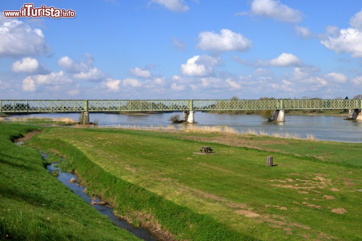 Immagine Ponte sul fiume a Sully sur Loire in Francia - © Pack-Shot / Shutterstock.com