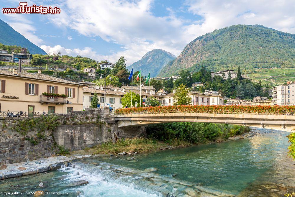Immagine Ponte sul fiume Adda a Sondrio. La città rappresenta il cuore geometrica della Valtellina in Lombardia - © milosk50 / Shutterstock.com