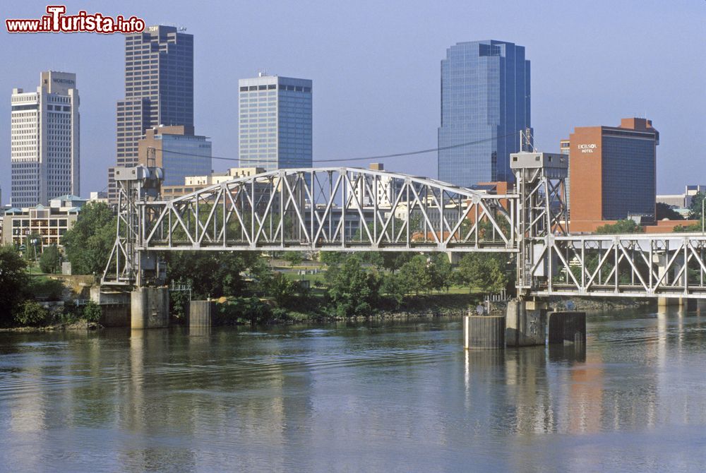 Immagine Ponte sul fiume Arkansas visto da North Little Rock, Little Rock, Arkansas. Sullo sfondo, i grattacieli cittadini.
