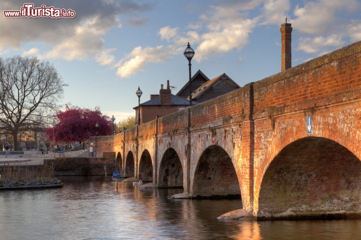 Immagine Ponte sul fiume Avon a Stratford-upon-Avon, Inghilterra - Clopton Bridge, il bel ponte che attraversa il fiume Avon e che con le sue dolcissime sponde bagna la città. Questa struttura ad arcate venne donata alla cittadina da Hugh Clopton: fu proprio quest'insigne abitante di Stratford a permettere la costruzione del ponte di pietra a 14 arcate che venne ultimato in 10 anni a partire dal 1480 © Andrew Roland / Shutterstock.com