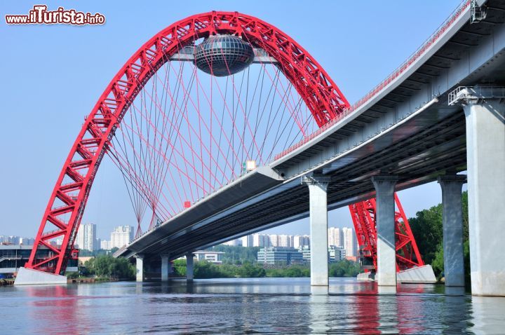 Immagine Ponte sulla Moscova a Mosca, Russia - Uno dei ponti che attraversa il fiume su cui sorge la città russa. E' fra i più suggestivi dal punto di vista architettonico © Besedin Igor / Shutterstock.com