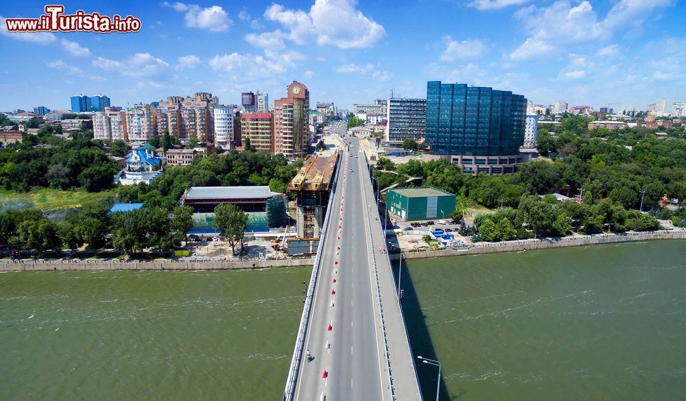 Immagine Ponte sul fiume Don a Rostov-on-Don fotografato dall'alto, Russia.